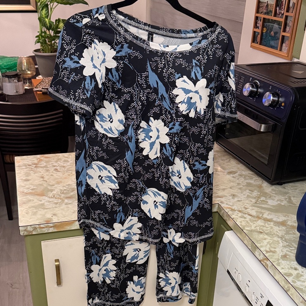 Elegant Floral Women's Pajama Set - Black and White